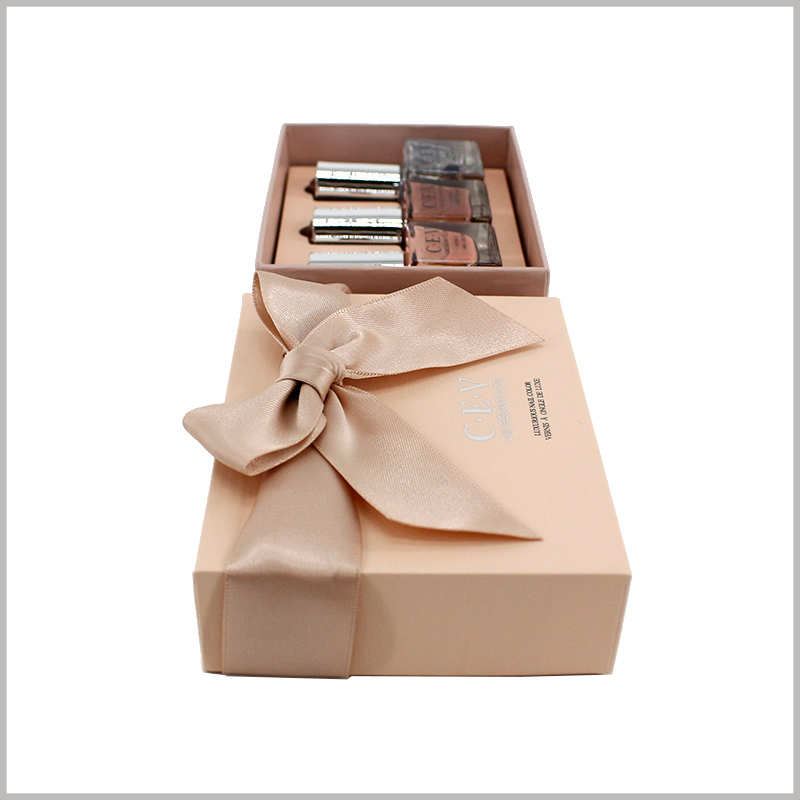 3 bottles of nail polish gift boxes wholesale. The top of the nail polish packaging lid uses wide silk as gift bows, which enhances the gift value of cosmetics.