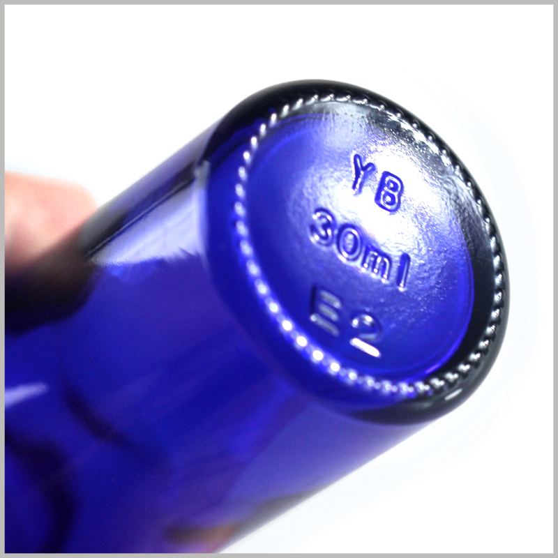 30ml Blue essential oil bottle. There is a marked capacity at the bottom of the essential oil bottle, and you can quickly learn the specific information of the bottle.