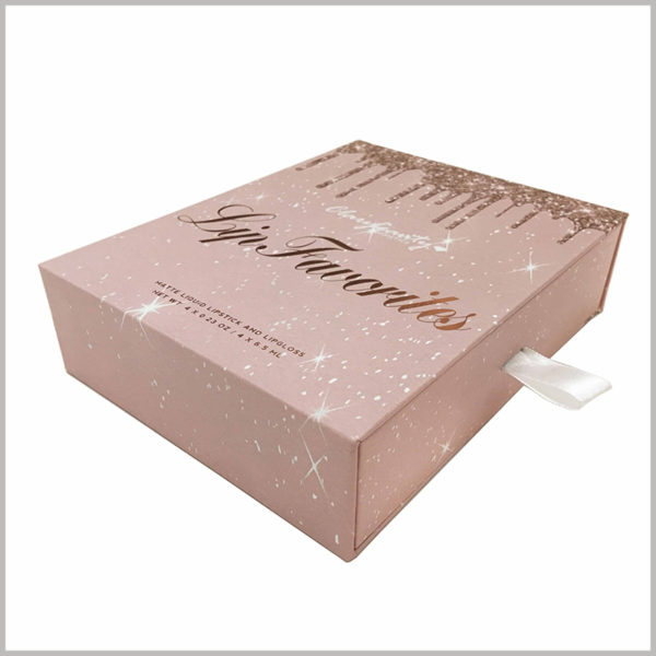 4 bottles of cosmetic lip gloss packaging boxes. Light pink is the background color of fashionable lip gloss packaging, which is closely related to the color of lip gloss products.