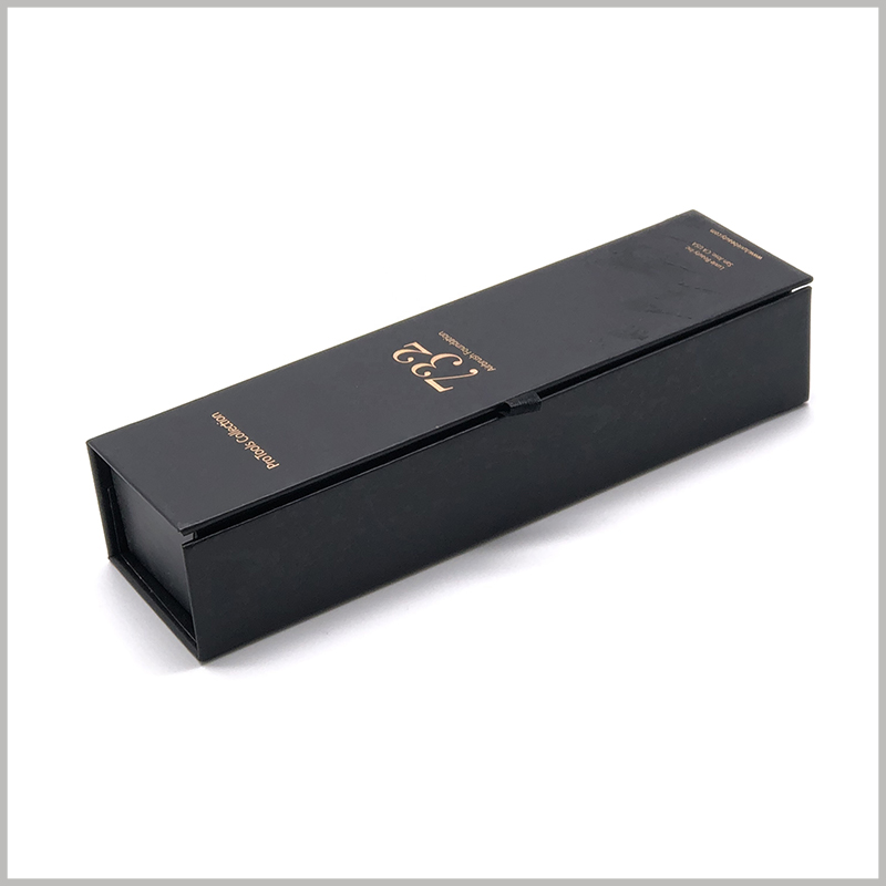 Black cardboard packaging for single makeup brushes box. The customized hard cardboard boxes are bronzing on the surface to print the necessary information for the brand.