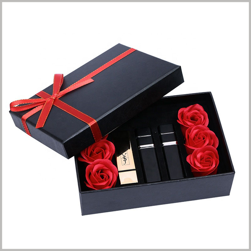 Black lipstick gift boxes packaging with flowers. In the center of the hard cardboard gift box, three lipsticks can be placed side by side, and three roses on each side of the lipstick are used as embellishments.