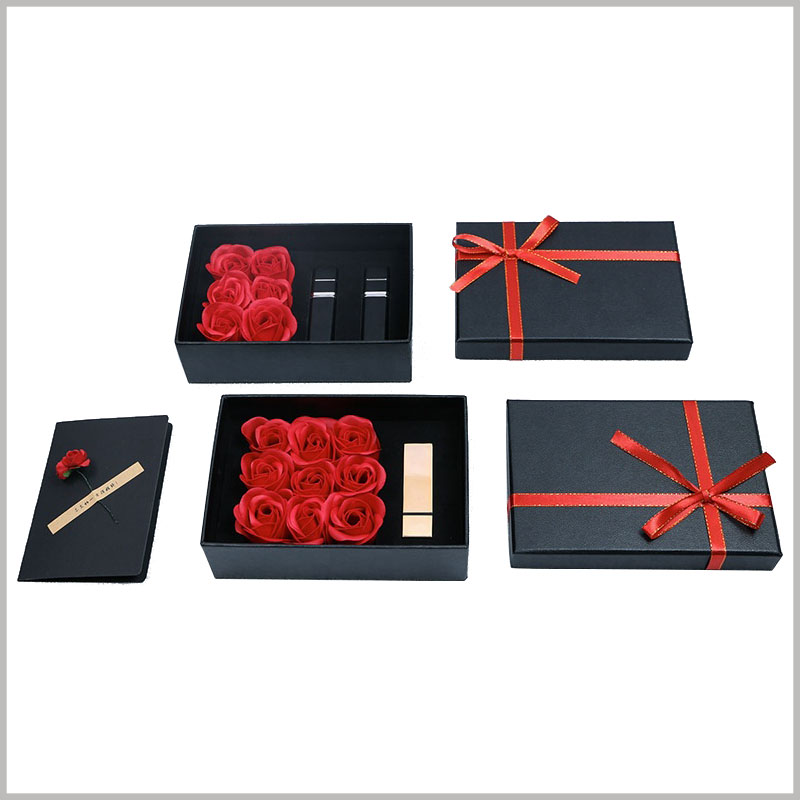 Black lipstick gift boxes with rose flowers. In addition to lipstick products, the interior of the gift box also uses roses as decoration, so that people who receive lipstick gifts are full of surprises and happiness.