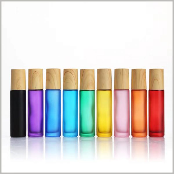 Color essential oil roller bottles with metal balls and with wooden lids. The color of the essential oil bottle can be black, purple, red, blue, pink, etc.