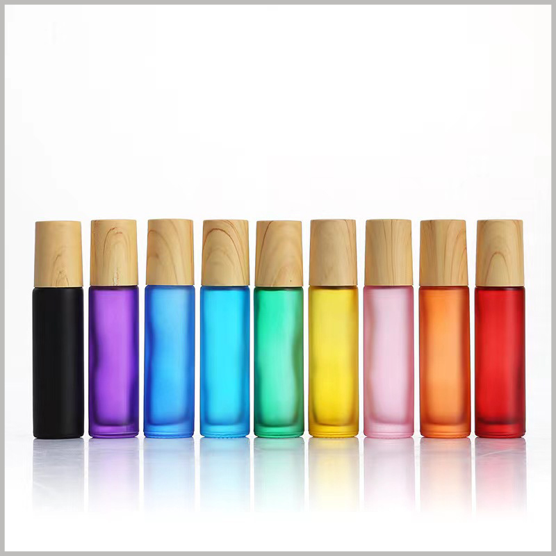 Color essential oil roller bottles with metal balls and with wooden lids. The color of the essential oil bottle can be black, purple, red, blue, pink, etc.