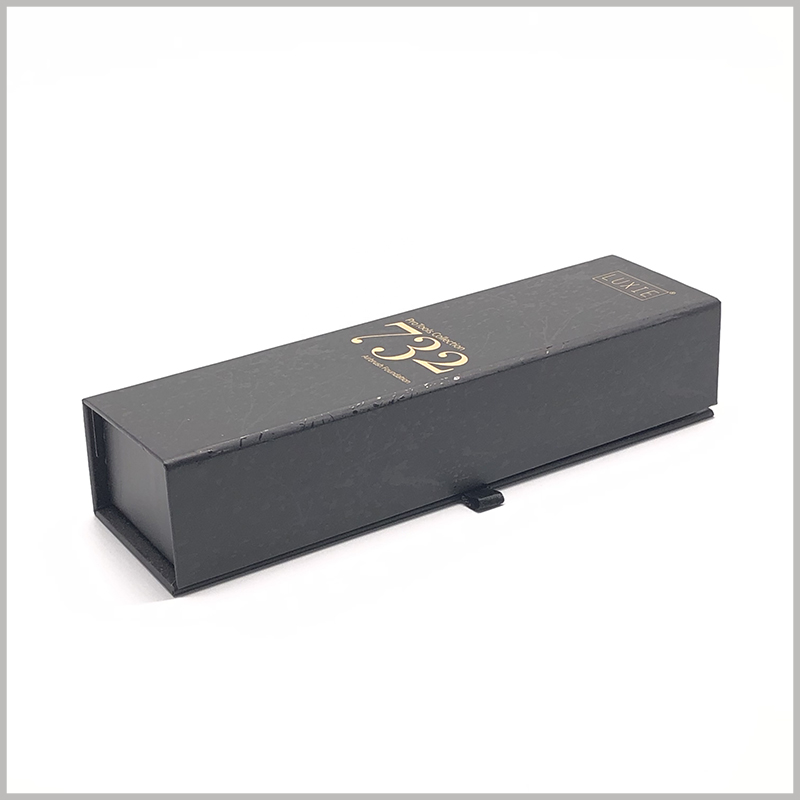 Custom black cardboard packaging boxes wholesale. The side edge of the customized box lid has a pull tab as a handle, making it easier to open the lash brush packaging.