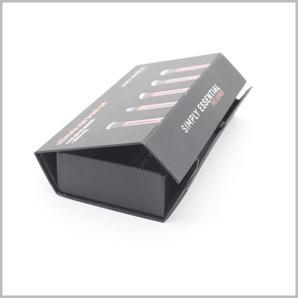 Custom black foldable cardboard packaging for 5 eye brush set boxes. Black cardboard boxes are sturdy and durable, which can effectively protect the products inside the package.