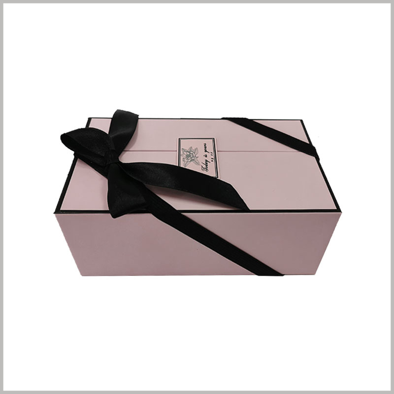 Double open gift boxes for perfume.The surface of the perfume gift box has a gift knot formed by a black ribbon, which is more conducive to reflecting the value of the gift.