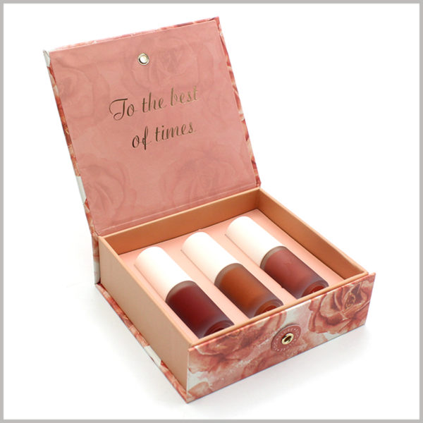 Printed cardboard packaging for 3 bottles of lipgloss box sets. The specific packaging design can perfectly accommodate 3 kinds of lip gloss with the same capacity, and the internal visual experience of the box is good.