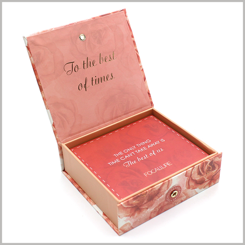 Printed cardboard packaging for lip gloss box sets. The printed red cardboard covers the top of the box and can be used as a blessing card or promotional card.