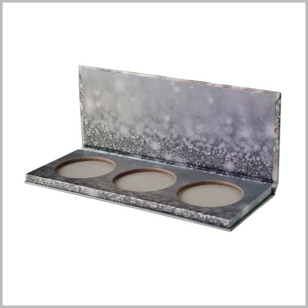 Three-color eyeshadow palette packaging boxes. Three different styles of eye shadow are arranged side by side inside the box, making it easy and convenient to use multiple eye shadows.