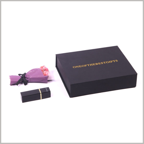 Custom black cardboard gift boxes for lipstick set.The black gift boxes are printed with brand information on the front, which will allow customers to buy products with confidence.