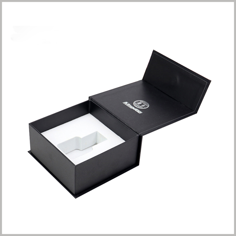 Custom black small cardboard boxes for 30ml perfume packaging.Information such as the brand logo and brand name is printed inside the lid of the box.