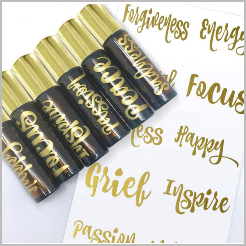 cheap gold labels for lip gloss tubes. The golden font on the cosmetics label improves the luxury and attractiveness of the lip gloss bottle, which is very helpful for product marketing.