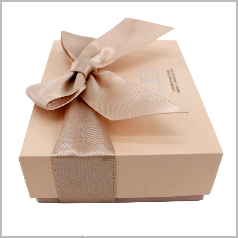 custom cardboard nail polish gift boxes packaging.The square cardboard gift boxes are sturdy and durable, which can better protect the products inside the package.