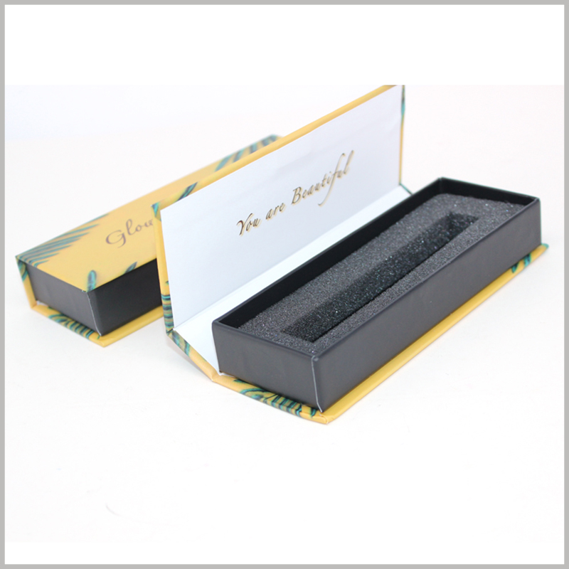 custom lip gloss packaging boxes with insert. The inside of the packaging cover has the brand name formed by bronzing printing, which will deepen the customer's impression of the brand.