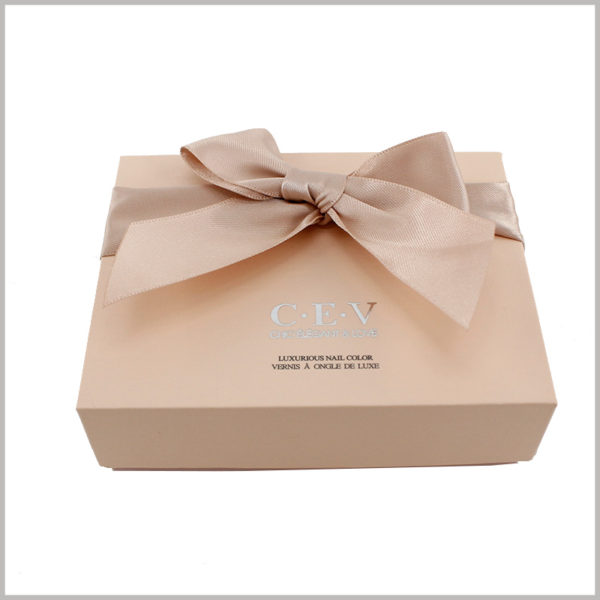 custom nail polish gift boxes packaging. Square cardboard cardboard cosmetic boxes are covered with gift bows on the top, and the relevant information of the brand is printed to improve customers' awareness of the products.
