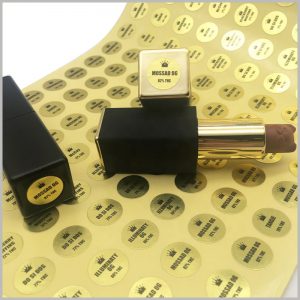 custom round gold labels for lipstick.The custom label has brand information and product specifications, and it is pasted on one end of the lipstick.