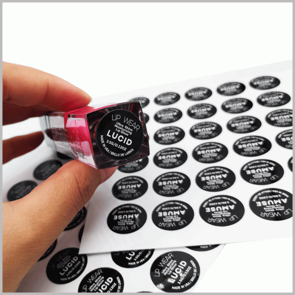 custom round labels for lip gloss bottle bottom. The black label is affixed with targeted printing content, which can target lip gloss products