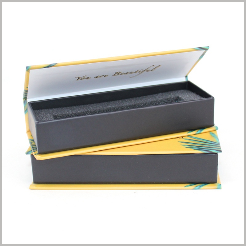 custom small packaging for lip gloss boxes. The customized lip gloss packaging is a "book structure", and the way of opening the packaging is ordinary but easy.