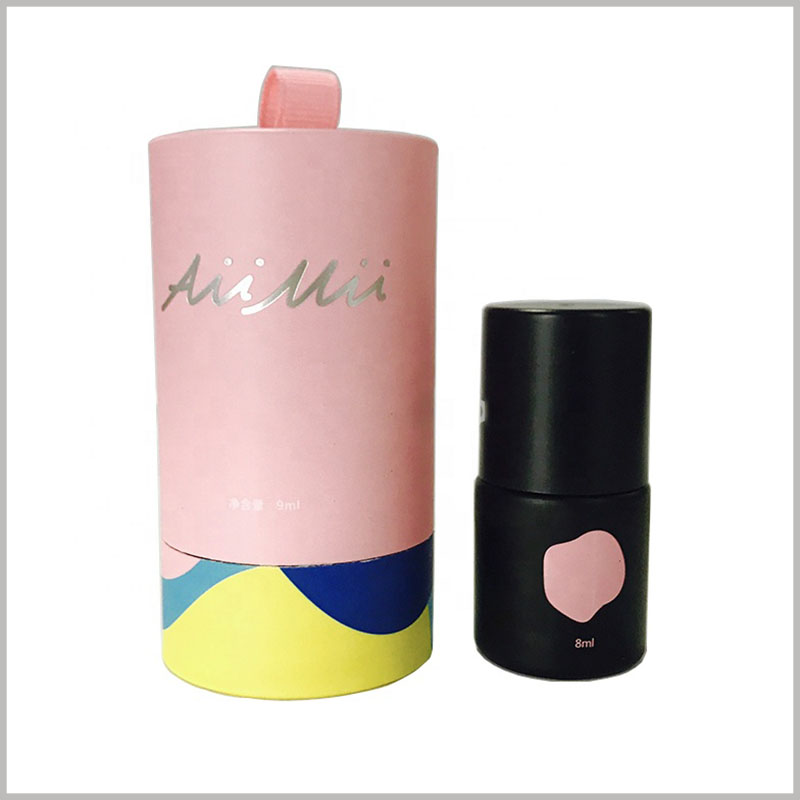 custom small round boxes for single nail polish packaging. The nail polish packaging structure is compact, and the top of the paper tube is decorated with a small pink hand strap. The packaging has a better overall appearance.