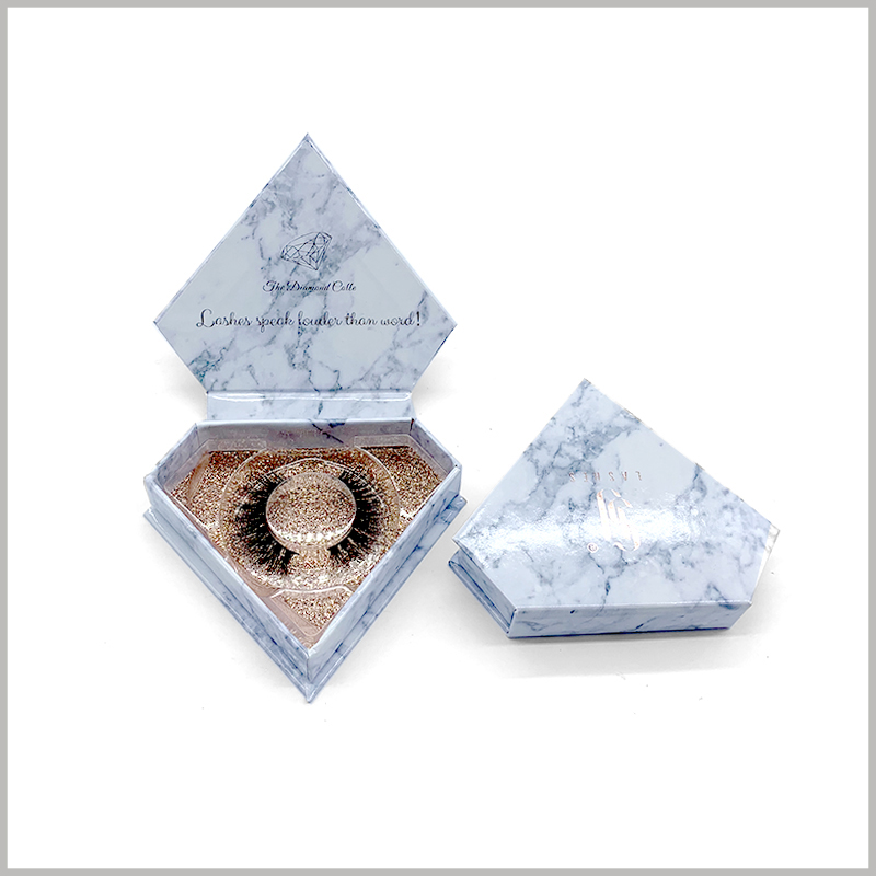 diamond shape eyelash box packaging Marble design. The transparent blister is used as an insert to fix the false eyelashes, and the gold cardboard at the bottom can be seen through the blister.