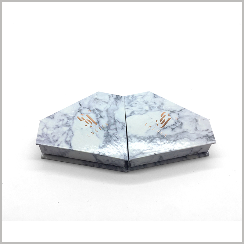diamond shape eyelash box packaging with logo. White marble elements are one of the most popular packaging design elements, which are of great help in enhancing the attractiveness of false eyelash packaging.