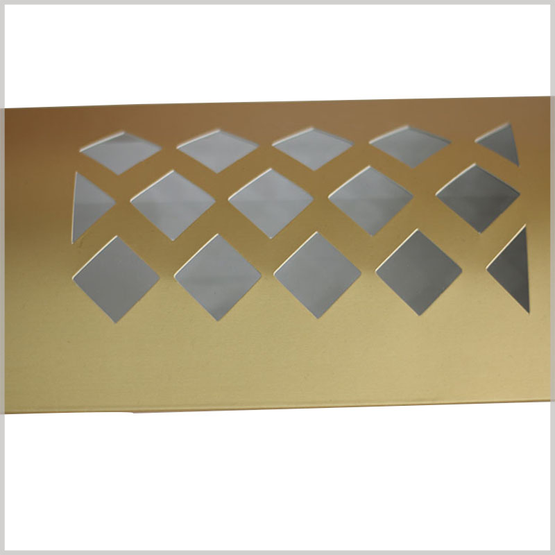 gold pillow boxes with windows for hair extension packaging. As a raw material for windows, transparent PVC with a thickness of 0.2mm has transparency and improves the display effect of products.