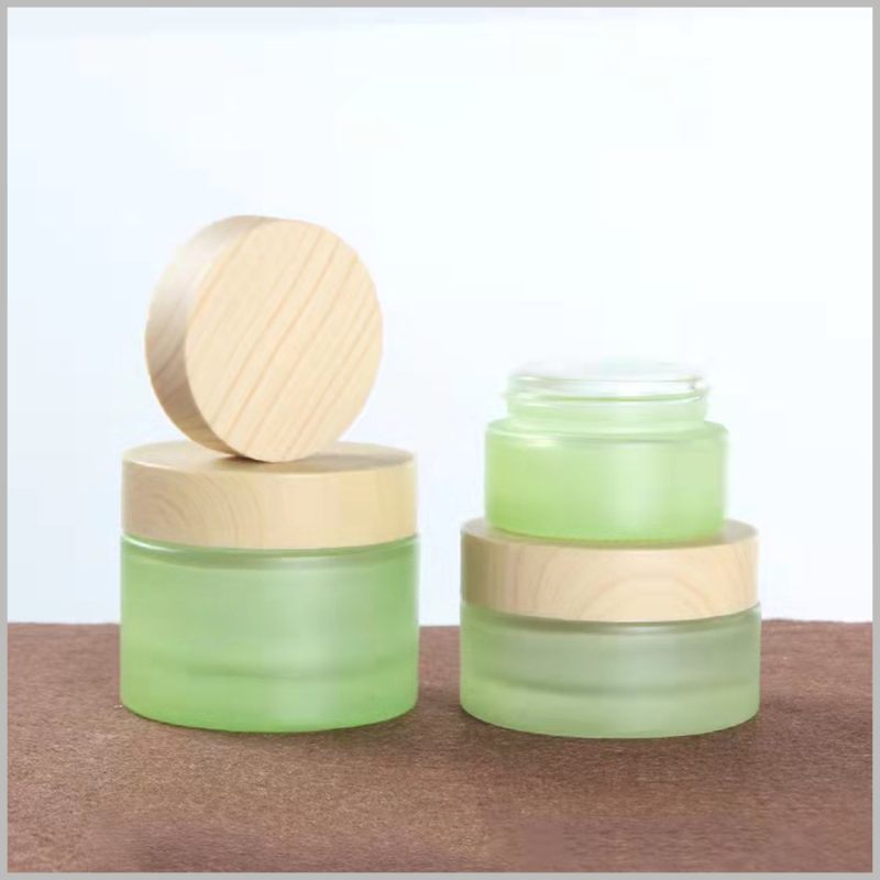 green glass jars for skin care products. The stylish skin care jars have wooden lids, which are more conducive to attracting customers who like pure natural products.