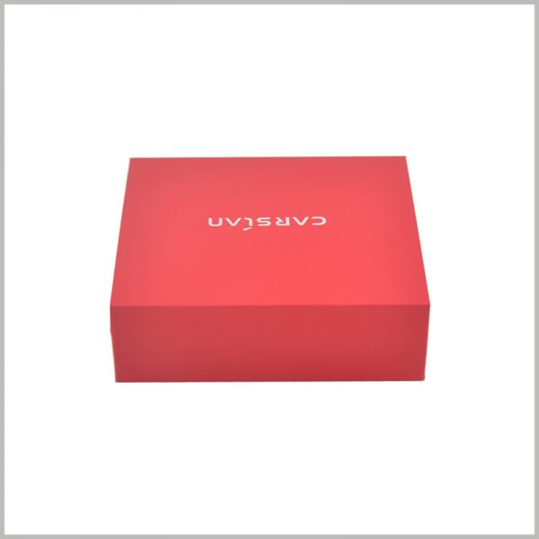 lipstick gift boxes wholesale. In the middle of the lid of the lipstick package, the brand name is printed in hot silver to make the brand name feel more high-end.