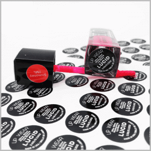 round labels for lip gloss bottle bottom. The black round label is printed with targeted content to promote the uniqueness of lip gloss products.