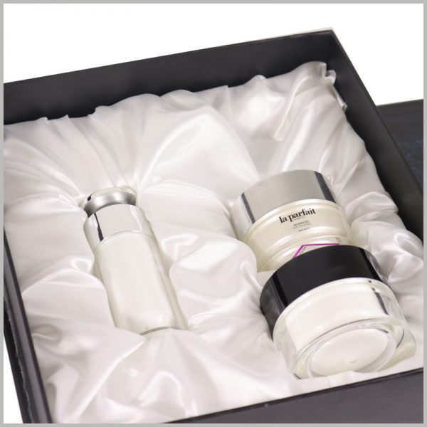 skincare set packaging boxes with silk insert. The use of white silk as decoration inside the product packaging is very conducive to upgrading the grade of skin care products.