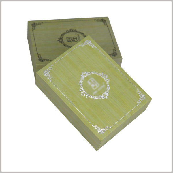 small cardboard packaging for essential oil box. On the top of the essential oil boxes, the brand name and logo are printed with hot silver to increase the brand value and credibility of the product.