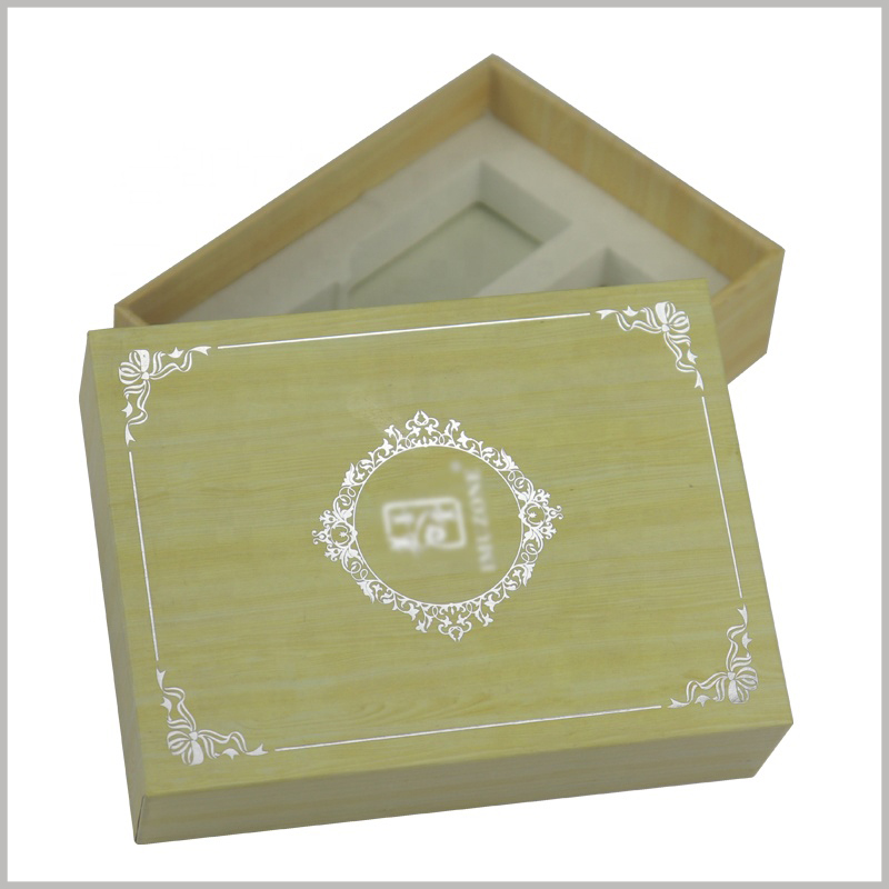 small cardboard packaging for essential oil boxes. Essential oil packaging has a certain hardness and pressure resistance, which can well protect the essential oil products inside the packaging.