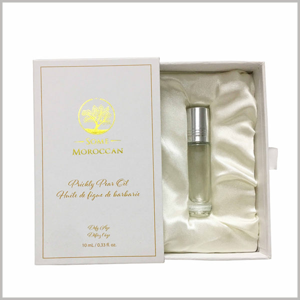 small white cardboard gift boxes for 10ml perfume packaging. The interior of the custom packaging is decorated with high-grade white silk, which makes the interior of the box look more beautiful.