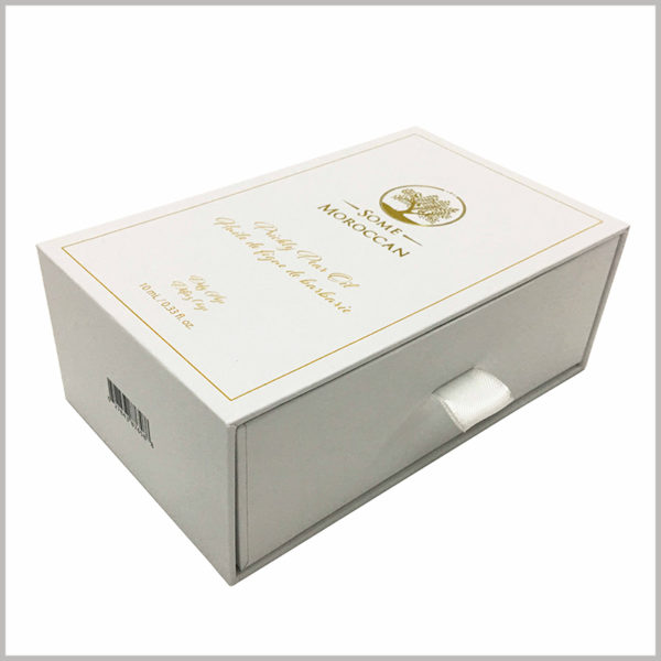 Small white cardboard gift boxes for perfume packaging. The customized cosmetic packaging design is simple, but it has a good effect on product and brand promotion.